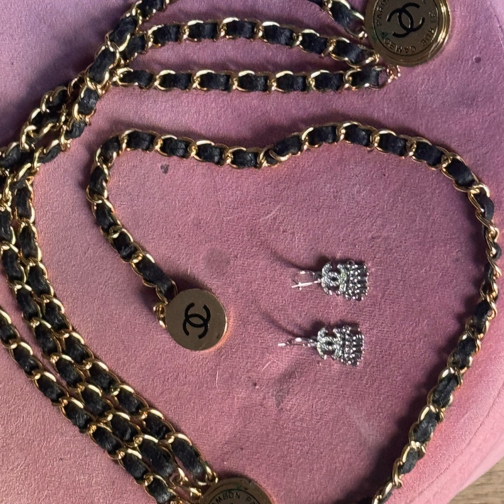 VINTAGE CHANEL Gold and Black waistchain with Bold Chain Design